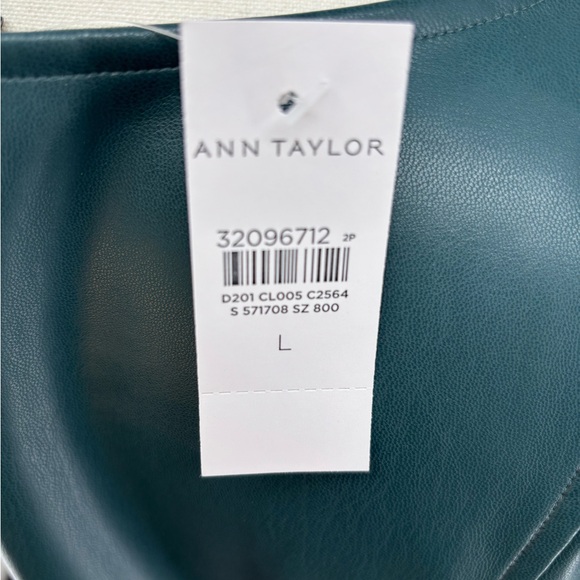 NWT Beautiful Size Large. Ann Taylor Soft Faux Leather V neck top Machine Wash - Picture 4 of 6